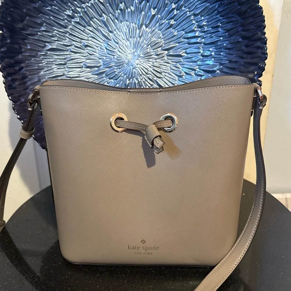 🍀Kate Spade Gray Bucket Bag w/ Crossbody Strap - Picture 1 of 5